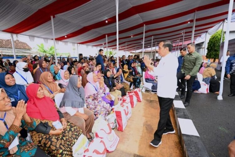 Pakar Minta Jokowi Setop Politisasi Bansos