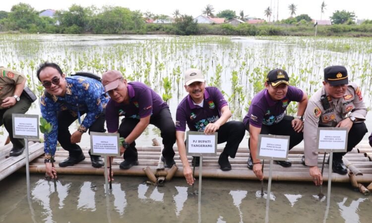 Jelang HPSN, DLHK Kabupaten Tangerang Bersihkan Sampah di Ketapang Urban Aquaculture