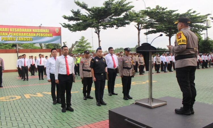 Kapolres Tangsel Beri Penghargaan kepada 27 Personel, 2 Diantaranya Berupa Tiket Umroh