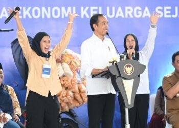 Presiden Jokowi Bersilaturahmi dengan Para Nasabah Mekaar di Sulawesi Selatan