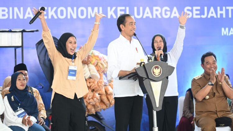 Presiden Jokowi Bersilaturahmi dengan Para Nasabah Mekaar di Sulawesi Selatan