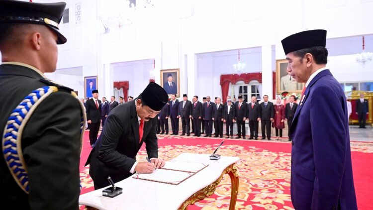 Presiden Jokowi Lantik Hadi Tjahjanto sebagai Menko Polhukam di Istana Negara