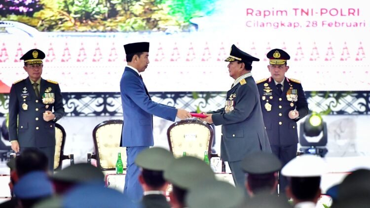Presiden Jokowi Sampaikan Penganugerahan Pangkat Istimewa Prabowo sesuai UU