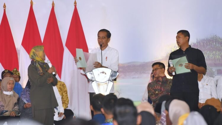 Presiden Jokowi Serahkan 3.000 Sertifikat Hak Atas Tanah di Kabupaten Bandung