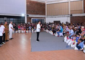 Presiden Jokowi Serahkan Bantuan Pangan kepada Masyarakat di Tangerang Selatan