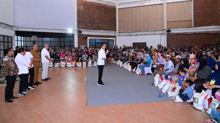 Presiden Jokowi Serahkan Bantuan Pangan kepada Masyarakat di Tangerang Selatan