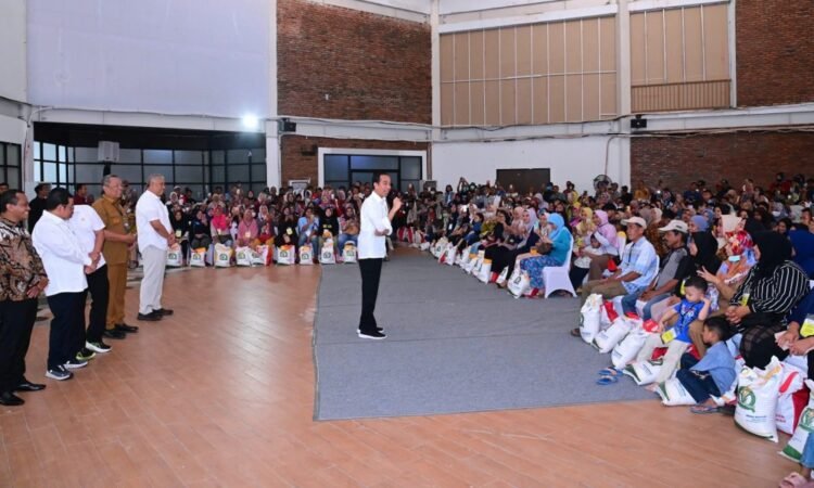 Presiden Jokowi Serahkan Bantuan Pangan kepada Masyarakat di Tangsel