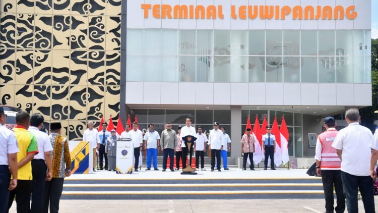 Resmikan Dua Terminal di Jabar, Presiden Dorong Masyarakat Kembali Gunakan Transportasi Umum