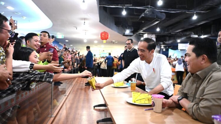 Saat Presiden Jokowi “Diserbu” Masyarakat Kota Manado