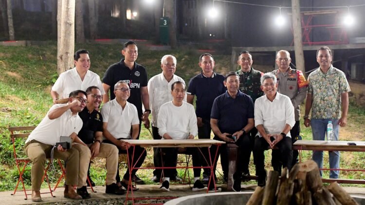 Saat Presiden Jokowi Nikmati Malam di IKN Bersama Para Menteri