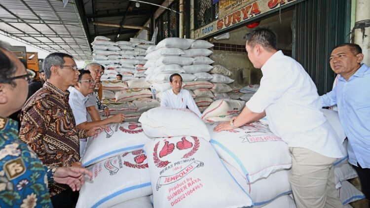 Tinjau Pasar Induk Cipinang, Presiden Jokowi Pastikan Stok Beras Tersedia