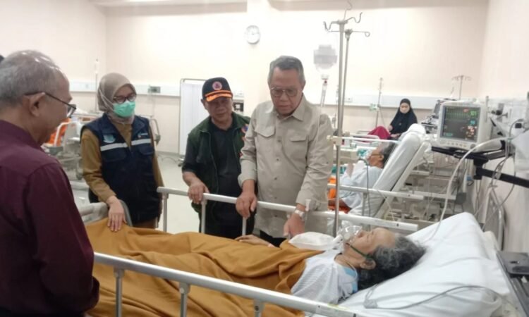 Tiba di Cirebon, Benyamin Langsung Kunjungi Korban Kecelakaan Bus di RS Mitra Plumbon