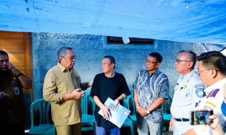 Benyamin Serahkan Santunan Kematian Jasa Raharja kepada Korban Kecelakaan Bus di Tol Cipali