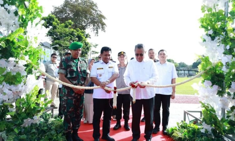 Benyamin Resmikan Alun-Alun Pondok Aren