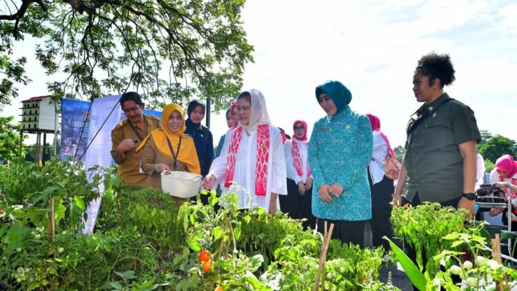 Ibu Iriana dan Anggota OASE KIM Lakukan Sosialisasi Ketahanan Pangan kepada Masyarakat