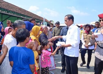 Presiden Jokowi Kunjungi Posko Pengungsian Warga Terdampak Banjir di Demak