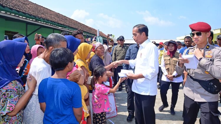 Presiden Jokowi Kunjungi Posko Pengungsian Warga Terdampak Banjir di Demak