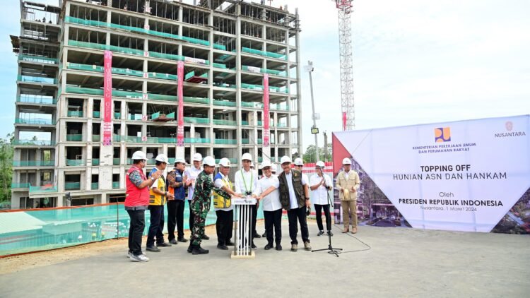 Presiden Jokowi Lakukan Topping Off Hunian ASN dan Hankam di IKN