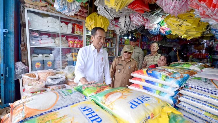 Presiden Jokowi Pantau Stabilitas Harga di Pasar Sungai Ringin Sekadau Saat Ramadan