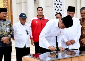 Presiden Jokowi Salat Jumat dan Resmikan Masjid Agung Madaniyah di Karanganyar