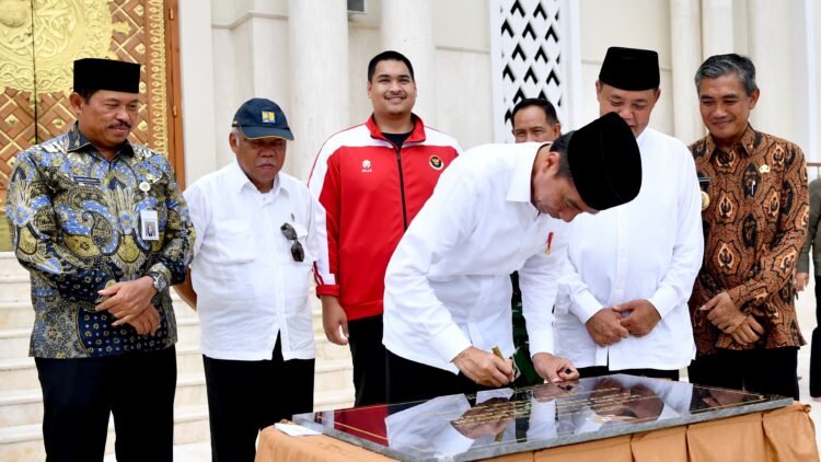 Presiden Jokowi Salat Jumat dan Resmikan Masjid Agung Madaniyah di Karanganyar