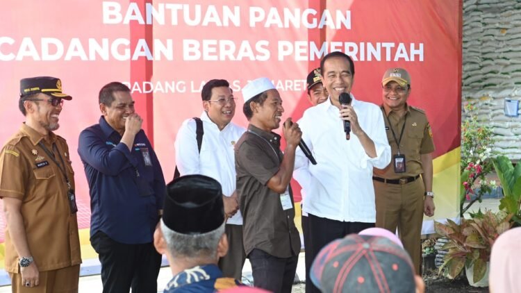 Presiden Jokowi Serahkan Bantuan Pangan di Kabupaten Padang Lawas