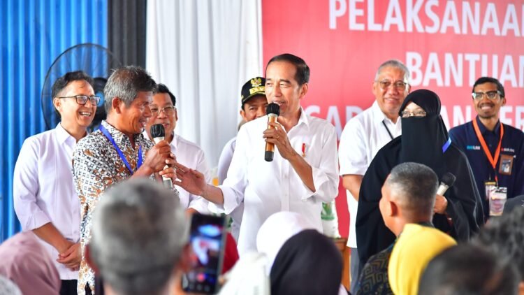 Presiden Jokowi Ungkap Tantangan Pangan Nasional Saat Serahkan Bantuan Pangan di Labuhanbatu