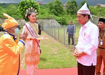 Tiba di Banggai Kepulauan, Presiden Jokowi Disambut Ketua Adat dan Masyarakat