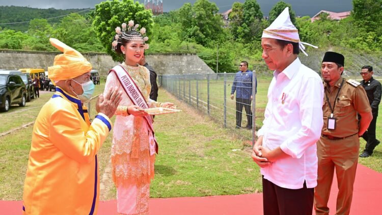 Tiba di Banggai Kepulauan, Presiden Jokowi Disambut Ketua Adat dan Masyarakat