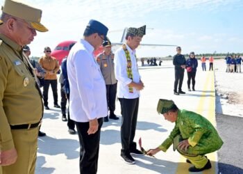 Tiba di Kalbar, Presiden Jokowi Disambut Prosesi Adat Tepung Tawar