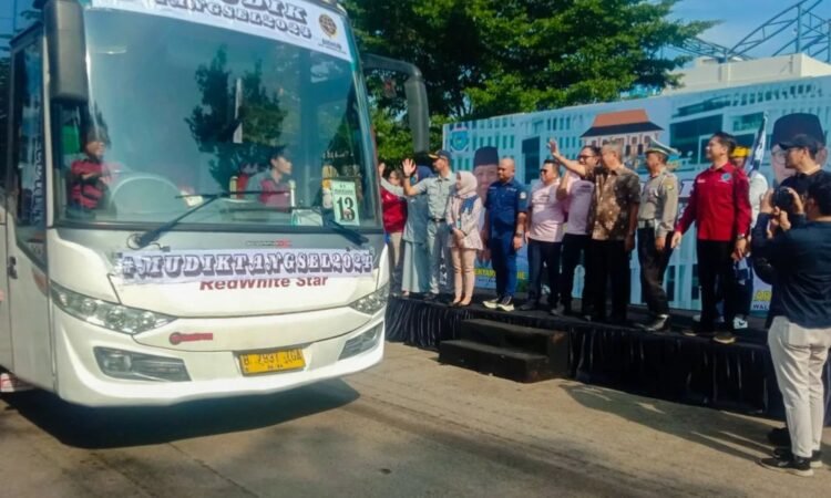 Benyamin Lepas Ratusan Peserta Mudik Gratis Pemkot Tangsel