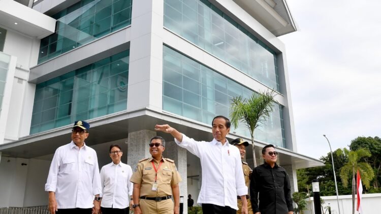 Awali Hari Kedua di Sulawesi Barat, Presiden Jokowi Tinjau Kantor Gubernur
