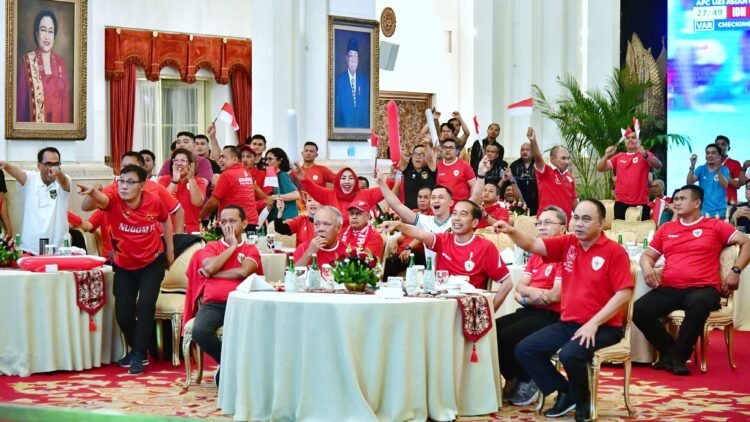 Garuda Muda di Bawah Lampu Sorot Istana