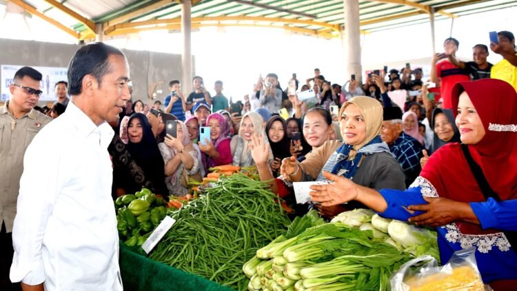 Jelang Lebaran, Presiden Jokowi Pantau Stok dan Harga Bahan Pokok di Pasar Rakyat Merangin