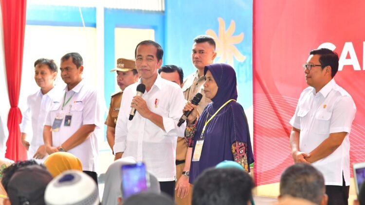 Kunjungi Gudang Bulog Pematang Kandis, Presiden Tinjau Stok Beras dan Serahkan Bantuan Pangan