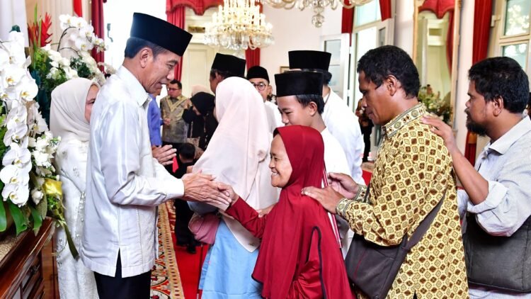 Momen Kebersamaan Presiden Jokowi dan Masyarakat pada Idulfitri 1445 Hijriah
