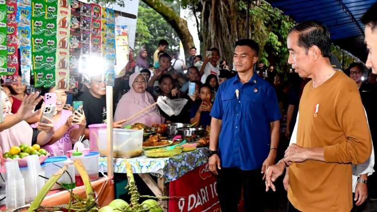 Ngabuburit, Presiden Jokowi Berburu Takjil dan Sapa Warga Jambi