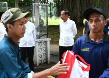 Presiden Jokowi Saksikan Penyerahan Sembako untuk Warga di Halaman Istana Bogor