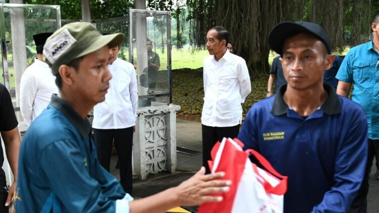 Presiden Jokowi Saksikan Penyerahan Sembako untuk Warga di Halaman Istana Bogor