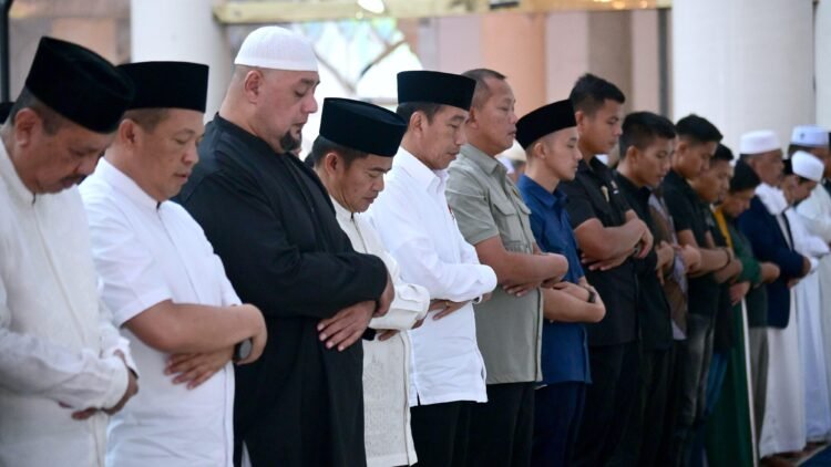Presiden Jokowi Salat Jumat di Masjid Agung Kota Medan