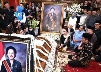Presiden Jokowi Takziah ke Rumah Duka Almarhumah Mooryati Soedibyo