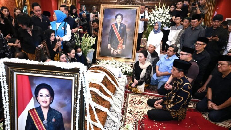 Presiden Jokowi Takziah ke Rumah Duka Almarhumah Mooryati Soedibyo