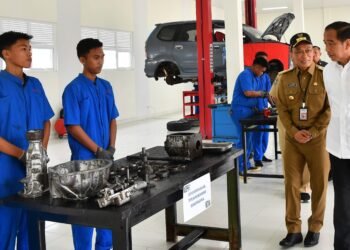 Presiden Jokowi Tinjau Fasilitas Pendidikan di SMKN 1 Rangas Mamuju