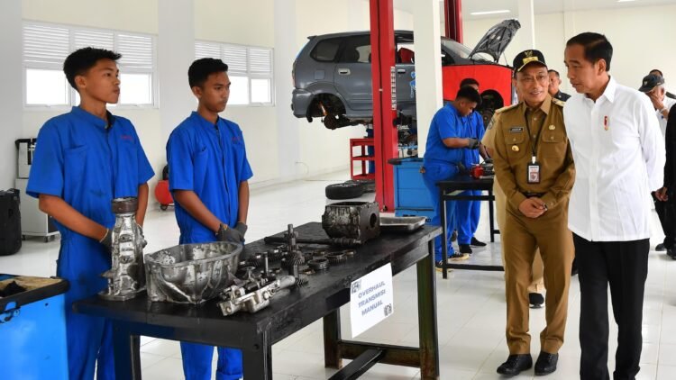 Presiden Jokowi Tinjau Fasilitas Pendidikan di SMKN 1 Rangas Mamuju