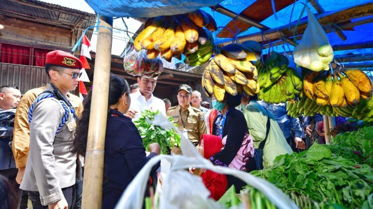 Presiden Jokowi Tinjau Pasar Tumpah Mamasa, Cek Harga dan Infrastruktur Pasar