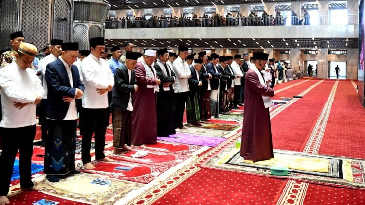 Presiden Jokowi dan Ibu Iriana Tunaikan Salat Idulfitri 1445 Hijriah di Masjid Istiqlal