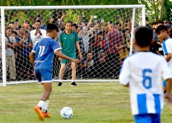 Saat Presiden Jokowi Bermain Bola dengan Anak-Anak Gorontalo