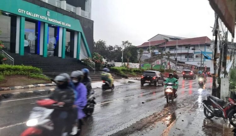 Peninggian Jalan Maruga Raya, Pengguna Jalan Diimbau Berhati-hati Saat Melintas
