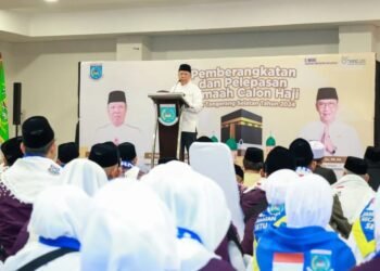 Lepas 393 Calon Jemaah Haji Kloter Pertama Asal Tangsel, Benyamin Doakan Jadi Haji yang Mabrur
