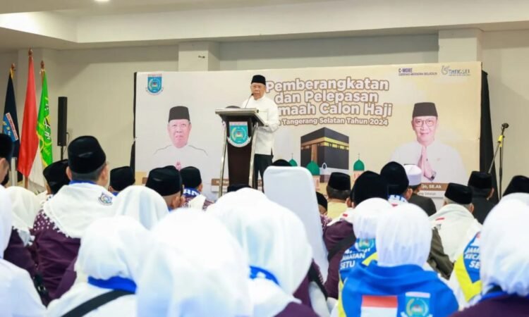 Lepas 393 Calon Jemaah Haji Kloter Pertama Asal Tangsel, Benyamin Doakan Jadi Haji yang Mabrur